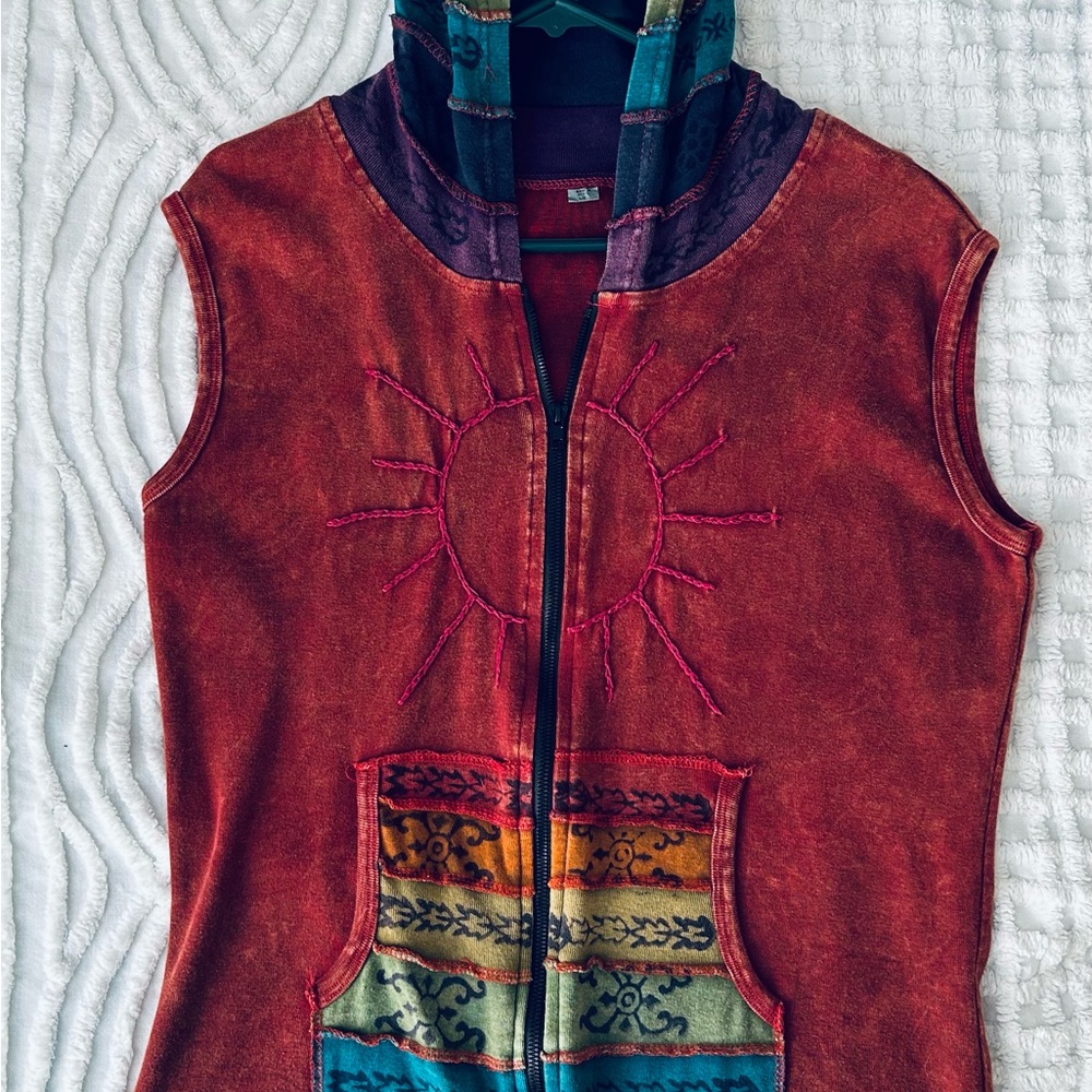 Colorful Sleeveless Hoodie with Sun Embroidery